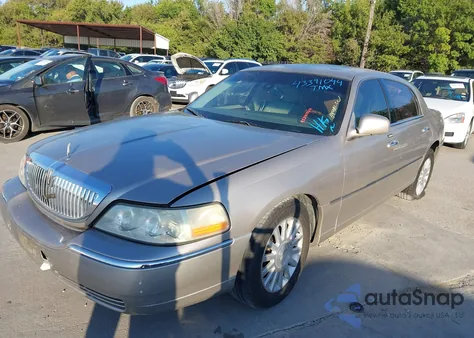 2003 Lincoln Town Car Signature from USA, damaged, VIN 1LNHM82W33Y704279